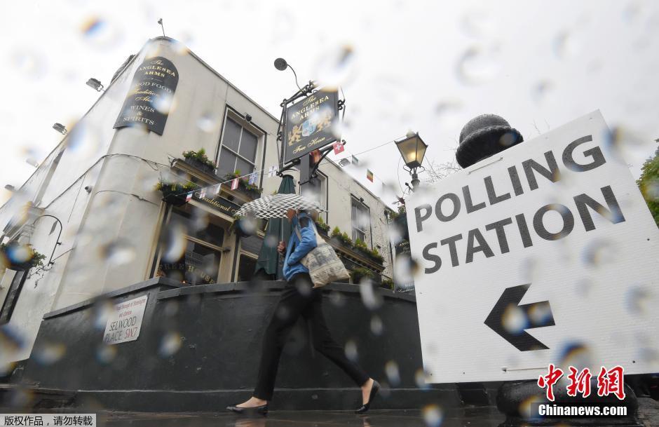 英国＂脱欧＂公投拉开帷幕 民众冒雨前往