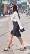  成熟女人用半身裙搭配高跟鞋，秀出曼妙