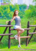  外出旅游穿着一定要简单随性，女生选择