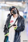  现在都什么年代了，李金铭竟然还穿着“