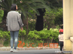  微博晒娃疑似摆拍?朱丹玩手机不理女儿