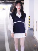  鞠婧祎穿日系造型，衬衫搭配百褶裙，未