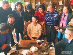  马云参加同学会, 没有“首富”架子, 而