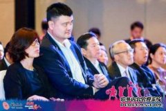  姚明老婆叶莉出席活动，身高和姚明确实