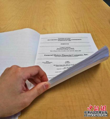 留学生完成毕业论文拍照留念 受访者供图