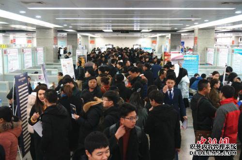 大量求职者挤爆了求职大厅。韩章云 摄