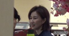 55岁关咏荷虽以素颜示人，但依然容貌秀