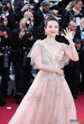 章子怡在戛纳闭幕红毯，被“豪放女”抢