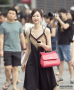 小姐姐吊带裙穿搭，身材圆润，成熟有魅