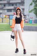 帅气大方的牛仔裤搭配，有少女心更显女