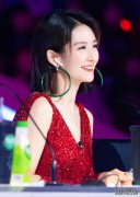 谢娜是来搞笑的吗？把“手镯”当作耳环