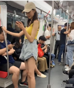 “地铁乔欣”彻底走红, 只因穿了“蛀虫