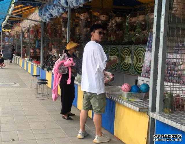贾乃亮带甜馨游公园，身边有一长发女陪伴，对甜馨百般照顾