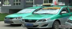 乘客误将8元车费打成800元 细心年轻司机