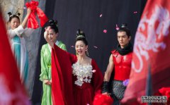 4年前的这部剧真神奇，男女主演渐渐没了