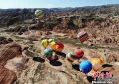 甘肃张掖七彩丹霞“牵手”热气球 游客众