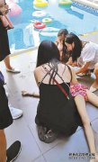 女孩泳池边摔倒失去意识 空姐路过施救获