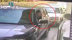 自己没接住通行卡 男子嫌收费员态度不好