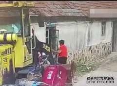 女子爬窗偷邻居家钱，被自家摄像头拍下