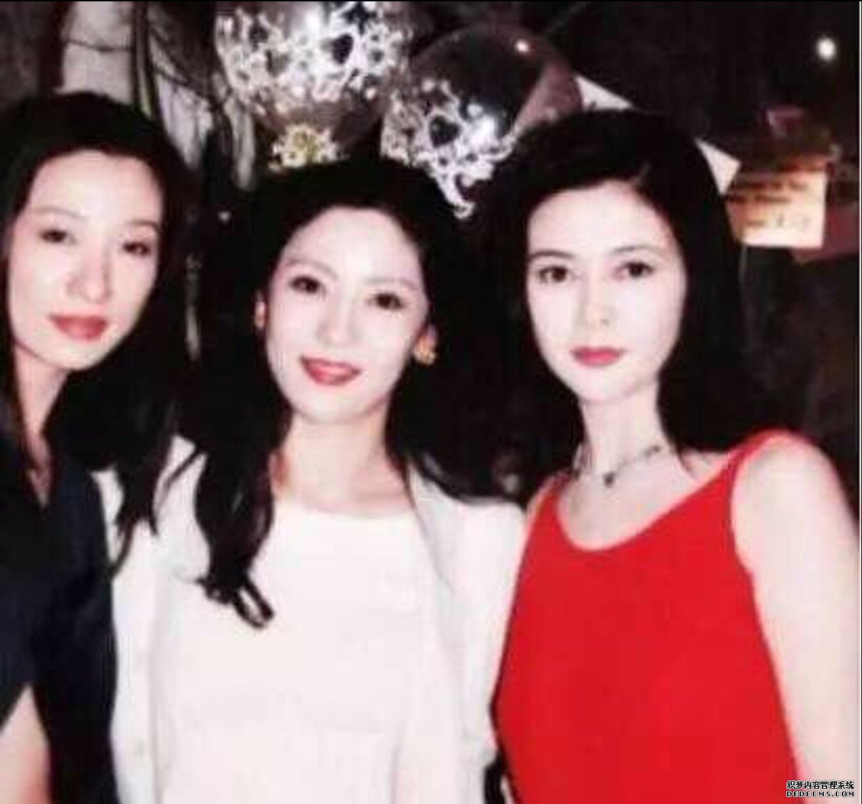60岁的向太和57岁的关之琳同框：年轻时颜值差不多，如今像母女