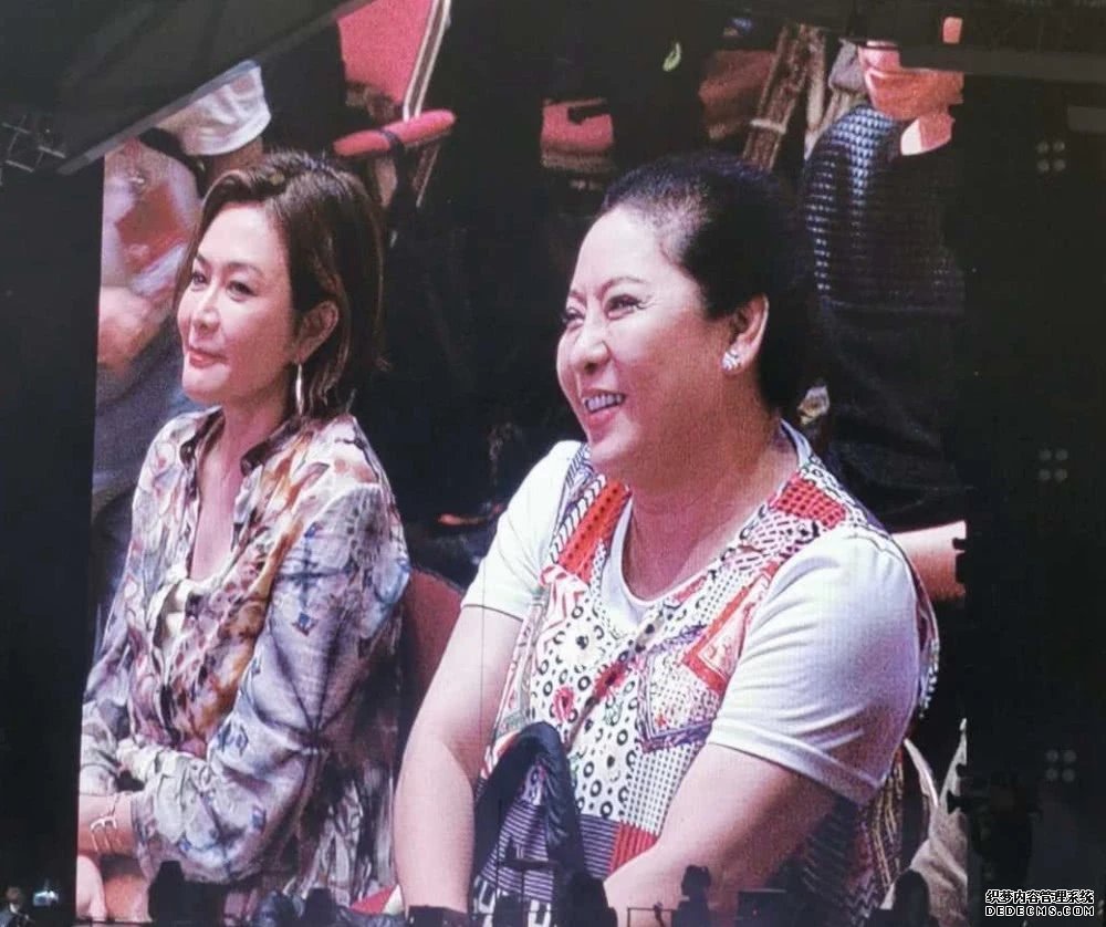 60岁的向太和57岁的关之琳同框：年轻时颜值差不多，如今像母女