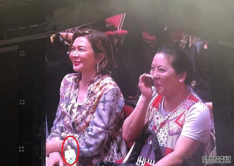 60岁的向太和57岁的关之琳同框：年轻时颜值差不多，如今像母女
