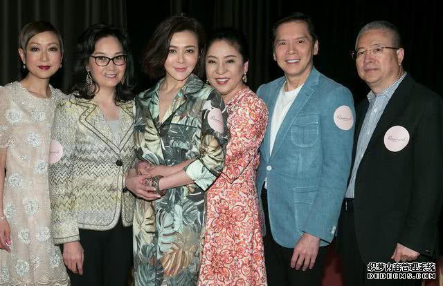 60岁的向太和57岁的关之琳同框：年轻时颜值差不多，如今像母女