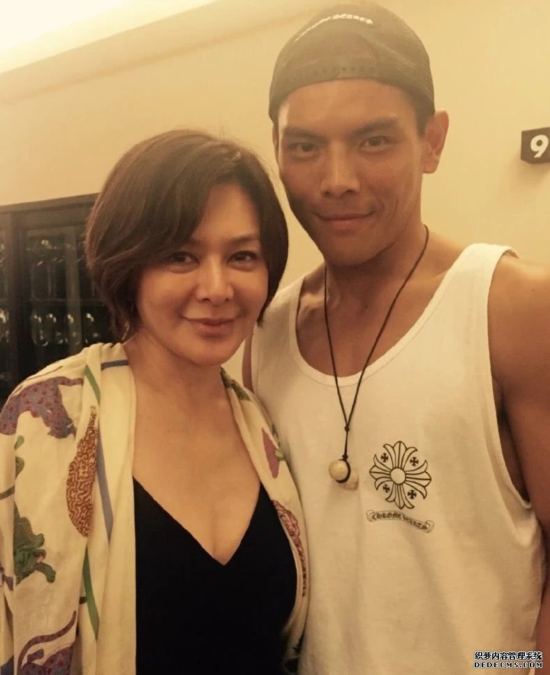 60岁的向太和57岁的关之琳同框：年轻时颜值差不多，如今像母女