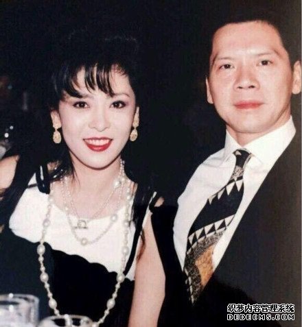 60岁的向太和57岁的关之琳同框：年轻时颜值差不多，如今像母女