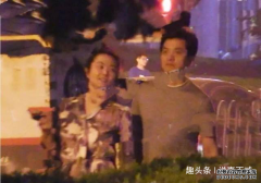 李健与妻子近照曝光，一起散步有说有笑