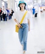 少女味十足的斜挎包，为简单的装扮增添