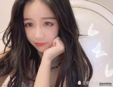杨清柠穿JK制服晒美照，看到抬腿的瞬间
