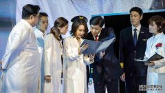 在150平方米高低错落的四面冰屏包围中，
