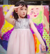 黄磊5岁小女儿玩“贴脸式”拍照，网友：
