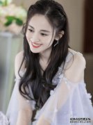 古力娜扎终于“放开了”，罕见露深V，网