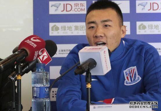 他曾是申花主力中卫，因表现不佳沦为替补，未来或重返青岛足坛