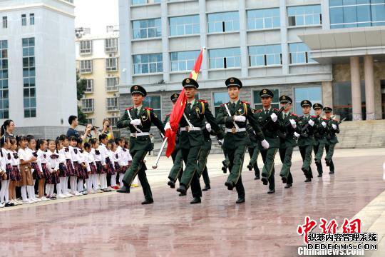 “萌娃”们观看升国旗仪式。　王彬 摄