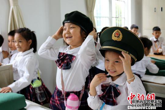     “萌娃”们带上军帽体验当军人魅力。　王彬　摄