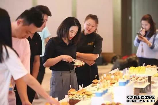精彩回顾｜头牌新媒体品牌发布会首秀福州，300多位业内大咖齐聚现场！