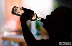 三男子喝醉酒打架 然后还向民警挥起了拳