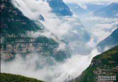 中国有个村子挂在山上，下山要靠绳梯，