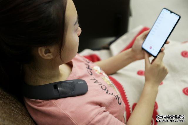 就算是宅家玩手机，BOSE SoundWear也要你多一份惬意