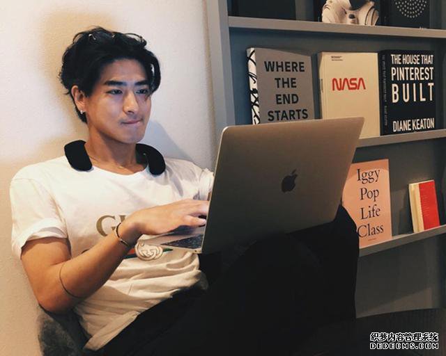 就算是宅家玩手机，BOSE SoundWear也要你多一份惬意