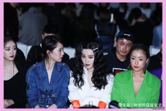 38岁范冰冰看秀，众人护驾真高调！梳蛋