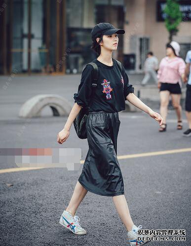 皮裙会比皮裤更容易搭配吗