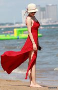 美女一袭红色吊带裙，诠释出经典女人味
