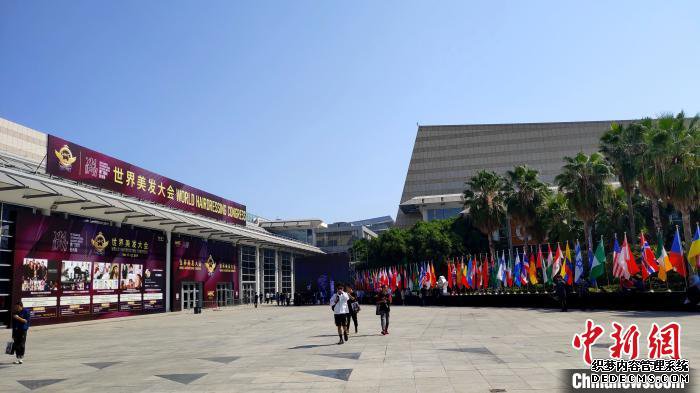 来自全球60多个国家及地区的逾万名时尚产业精英代表与世界各商协会、龙头企业莅会共襄盛举。　杨伏山 摄