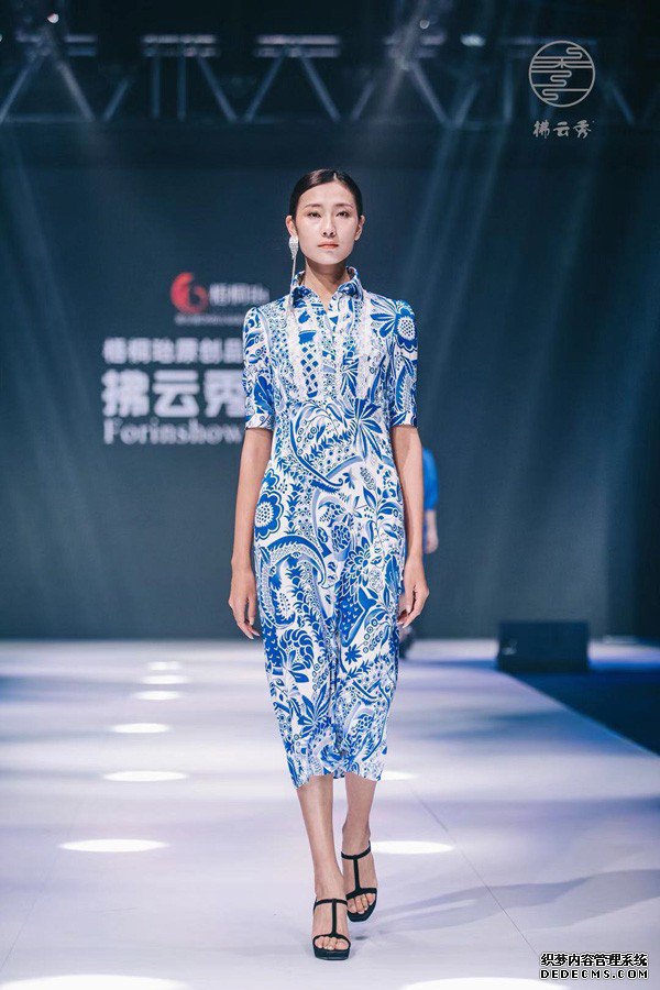 “水漾”拂云秀绽放2019武汉时装周