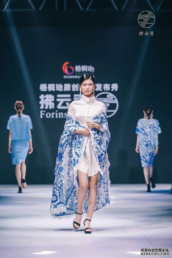 “水漾”拂云秀绽放2019武汉时装周