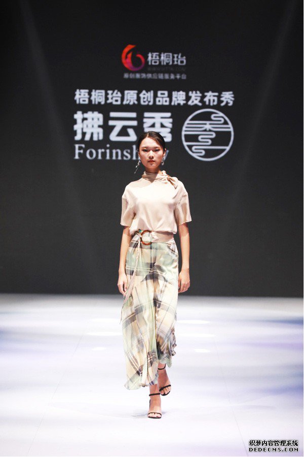 “水漾”拂云秀绽放2019武汉时装周